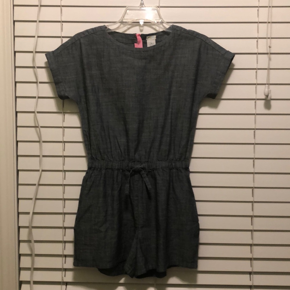 It is a super cute kids pantsuit.